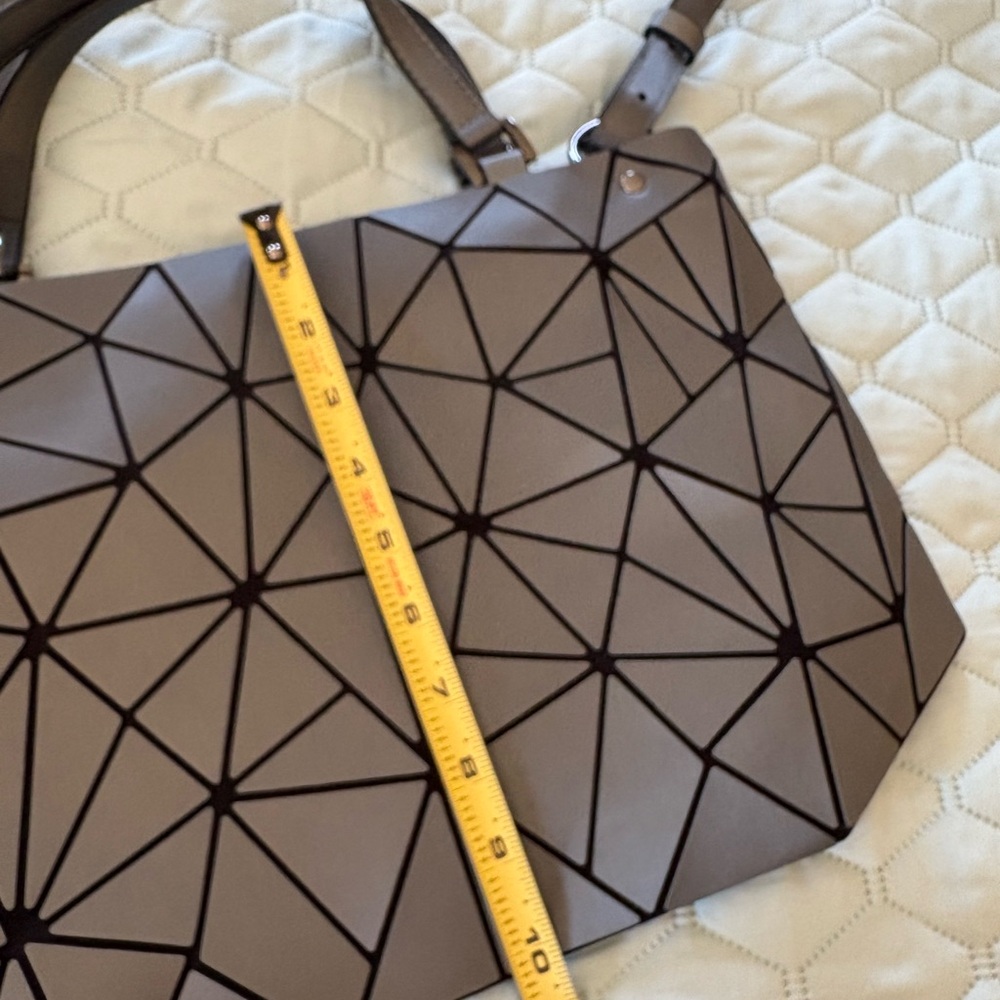 Geometric Patterned Gray Handbag - Picture 7 of 10